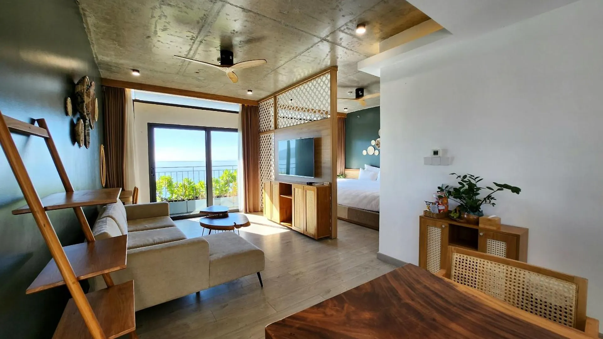 Leaf Beachfront Hotel Đà Nẵng